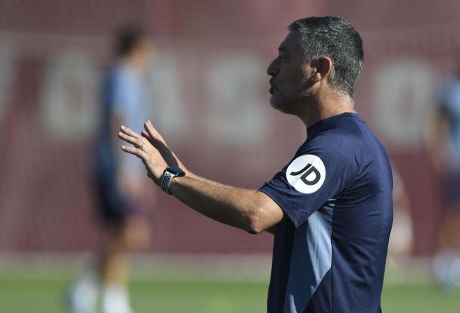 García Pimienta, entrenador del Sevilla, en la sesión del martes (Foto: Kiko Hurtado).