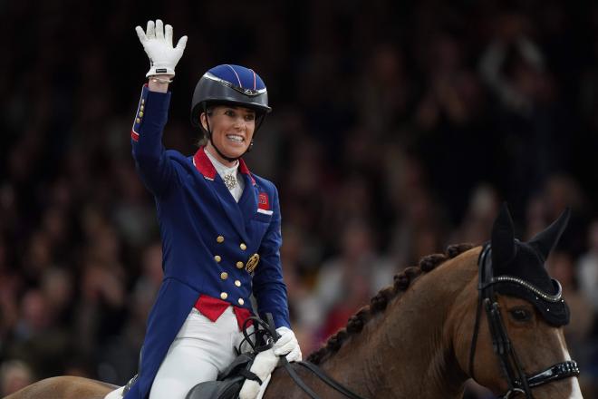 Charlotte Dujardin saluda al público tras una competición (Foto: Cordon Press)