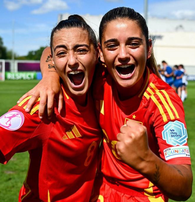 Ainhoa Alguacil y Olga San Nicolás celebran la clasificación para la final del Europeo Sub-19 (Foto: SEFutbolFem).