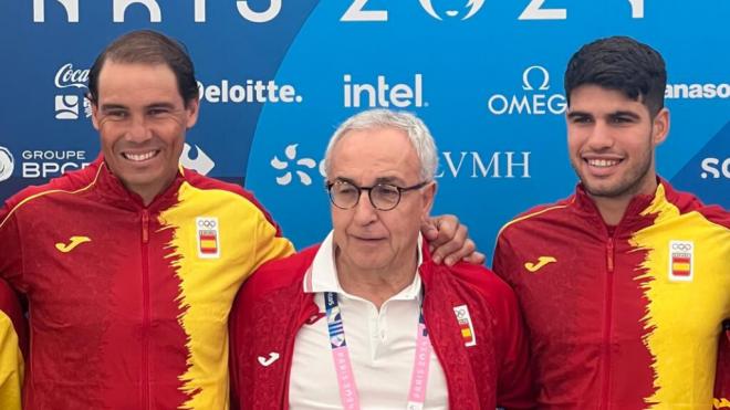 Carlos Alcaraz y Rafa Nadal junto a Alejandro Blanco (Foto: Jorge Liaño)