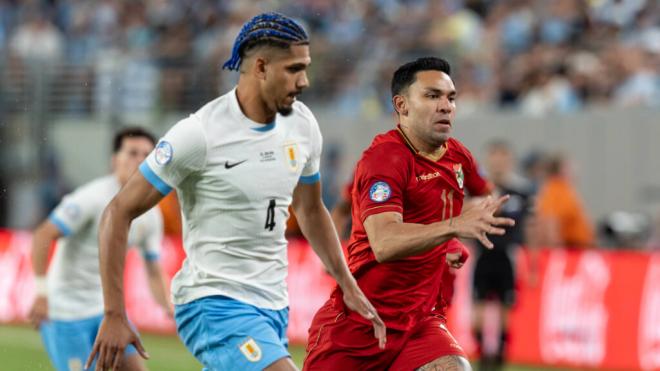 Araujo en un partido con Uruguay (Cordon Press)