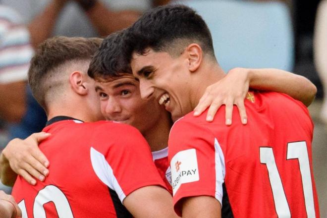 Gol de Peio Canales, cachorro de Barrika, en el amistoso ante el Racing vencido en Lasesarre (Foto: Athletic Club).