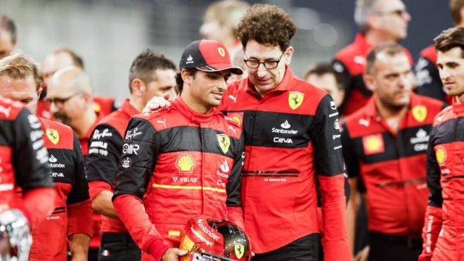 Carlos Sainz y Mattia Binotto, en Ferrari (Foto: Cordon Press).