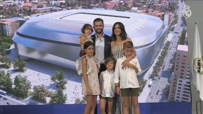 Nacho Fernández, junto a su mujer y sus hijos en su despedida del Real Madrid (Foto: RM TV)