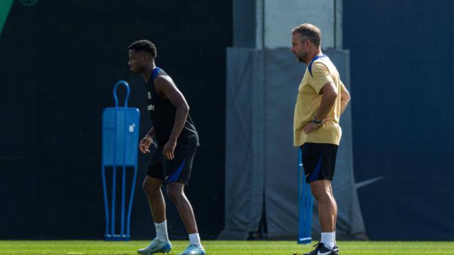 Ansu Fati bajo la mirada de Flick en un entrenamiento (Foto: Cordon Press)