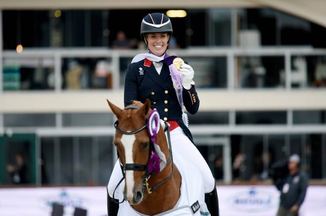 Charlotte Dujardin con una medalla de oro (Foto: Cordon Press)