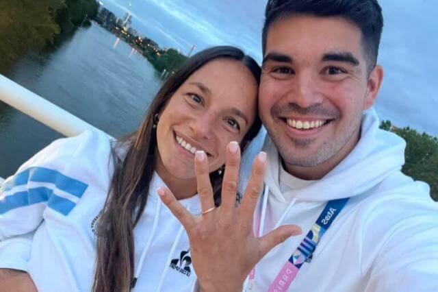 Pablo Simonet y Pili Campoy posan con el anillo tras comprometerse.