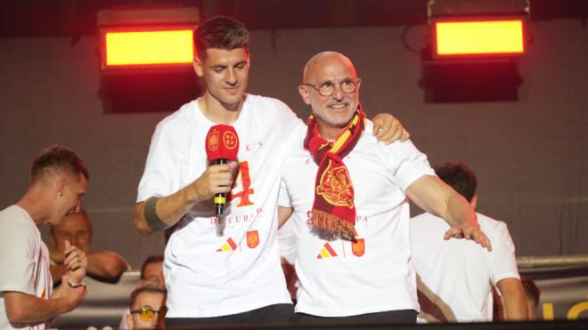 Luis de la Fuente y Álvaro Morata durante la celebración (Cordon Press)