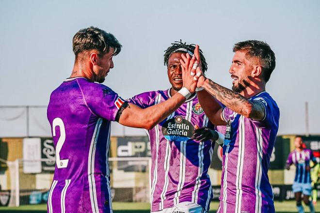 Monchu, Tunde y Luis Pérez celebran el gol ante la Gimnástica (Foto: Sara Cabezas).