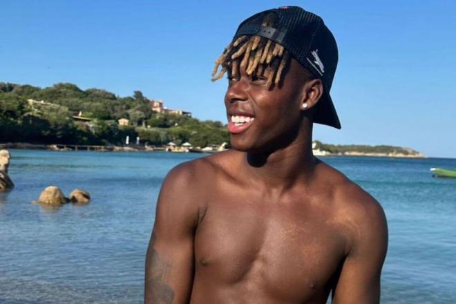 Nico Williams, de vacaciones, ajeno a noticias y memes sobre su futuro (Foto: Instagram).