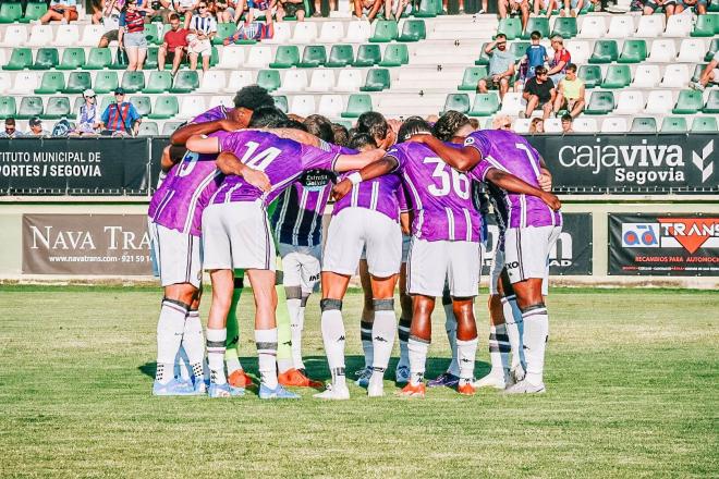 Piña de los jugadores del Pucela, ante la Gimnástica (Foto: Sara Cabezas).