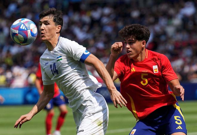 Pau Cubarsí jugando en los Juegos Olímpicos ante Uzbekistán (Cordon Press)