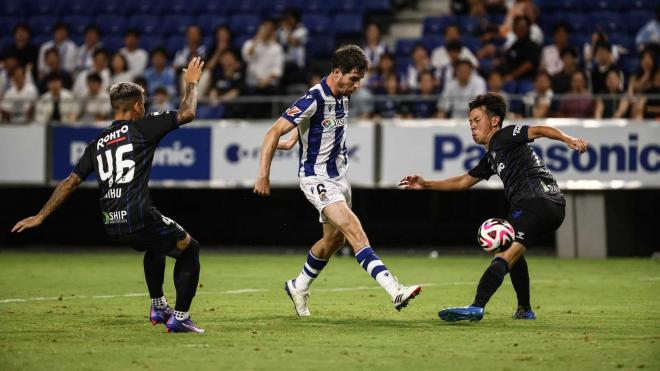 Take Kubo conduce un balón en el partido ante el Gamba Osaka (Foto: Real Sociedad).