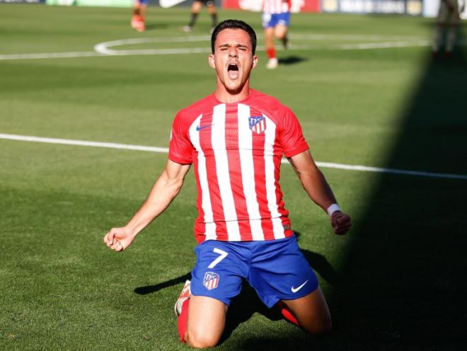 Diego Bri celebra un gol con el filial del Atlético.