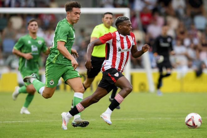 Sprint de Djaló en el amistoso ante el Racing en Lasesarre (Foto: Athletic Club).