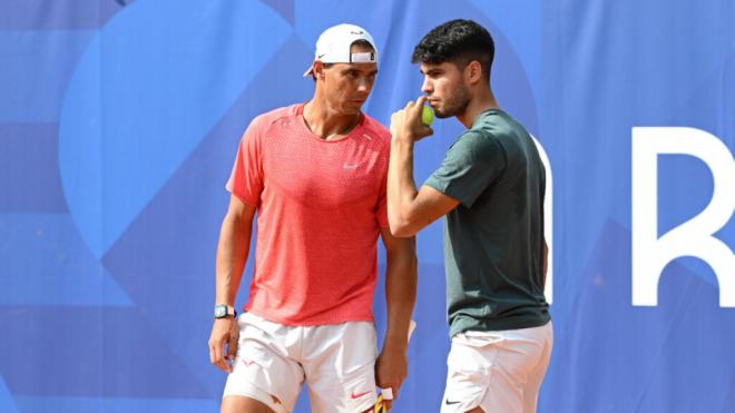 Rafa NAdal y Carlos Alcaraz, durante un entrenamientos en los Juegos Olímpicos de París 2024 (fot