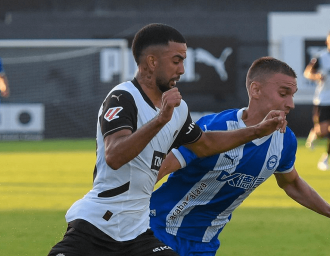 Hamza Bellari ante el Alavés