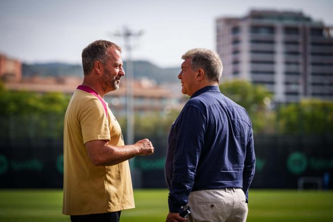 Hansi Flick, con Joan Laporta en un entrenamiento (Foto: FCB).