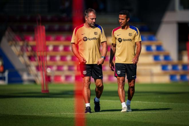 Hansi Flick, con Thiago Alcántara en un entrenamiento (Foto: FCB).