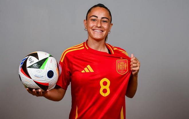 Ainhoa Alguacil, la '8' de la selección española Sub-17, joya de la factoría del VCF Femenino (Foto: SEFutbolFem).