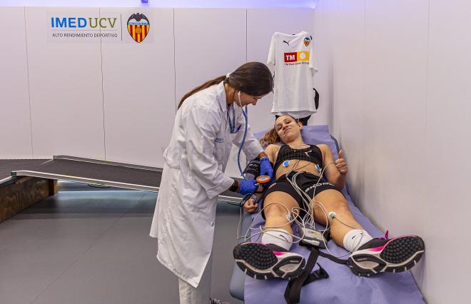 Pauleta Sancho, que ha renovado hasta 2027, pasando las pruebas médicas (Foto: Valencia CF).