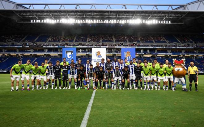 Los jugadores de la Real y del Gamba Osaka posan antes del partido (Foto: Real Sociedad).