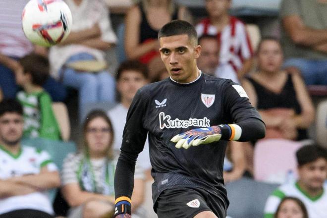 El portero Alex Padilla saca en el partido amistoso vencido ante el Racing de Santander en Lasesarre (Foto: Athletic Club).