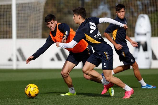 Dani Pérez en un entrenamiento con el primer equipo blanco junto a Arda Guler. (Foto: Real Madrid)