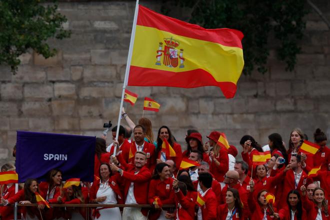 Marcus Cooper y Tamara Echegoyen portan la bandera en París 2024 (Foto: EFE).