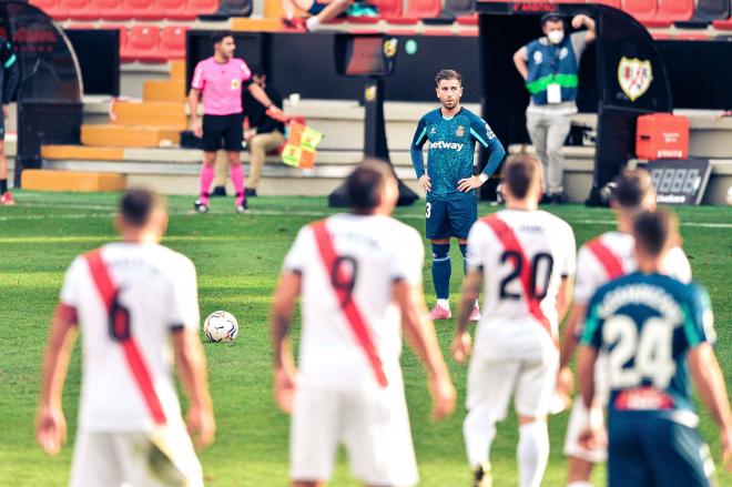 Adrián Embarba jugando contra el Rayo Vallecano (Cordon Press)