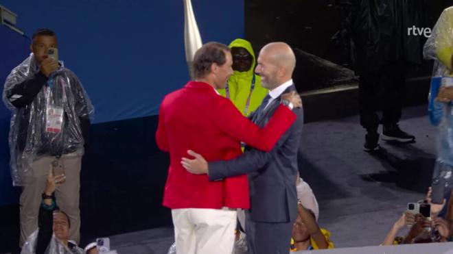 Rafa Nadal abraza a Zinedine Zidane tras recibir la Antorcha Olímpica en París 2024 (foto: twitter