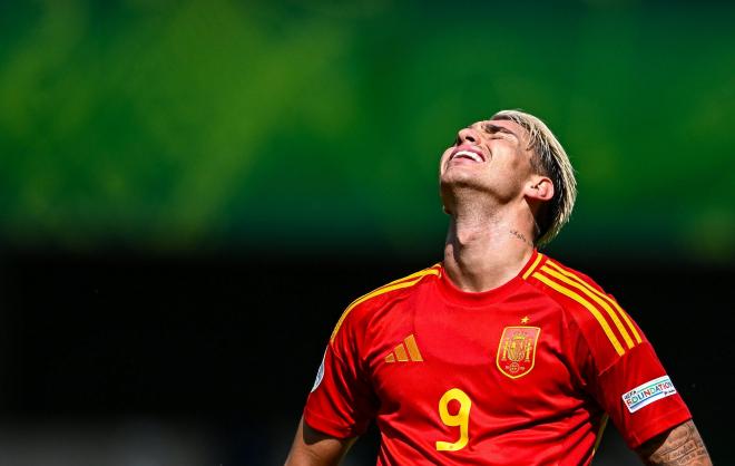 Iker Bravo se lamenta durante un partido de España sub 19 (Foto: @SeFutbol).