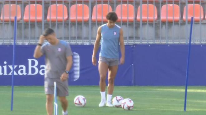 Joao Félix tocando balón en el entrenamiento del Atlético de Madrid (ElDesmarque)