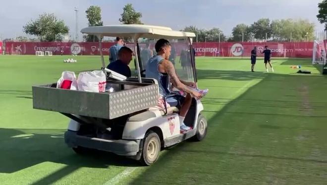 Lucas Ocampos llegando al entrenamiento del Sevilla en carro de golf (ElDesmarque)