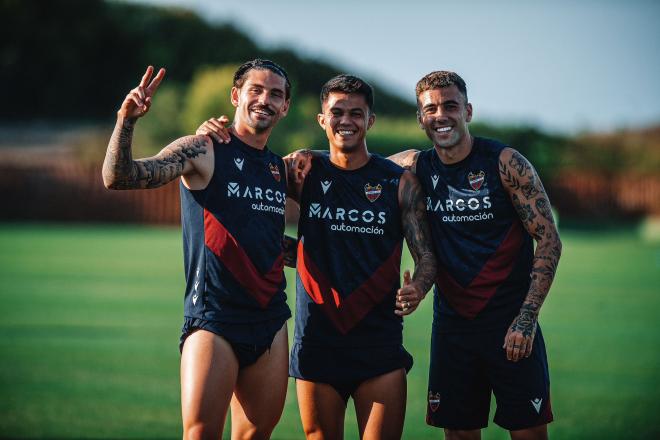 Dela, Roger Brugué y Rober Ibáñez, durante la primera concentración en el Parador de El Saler (Foto: LUD).