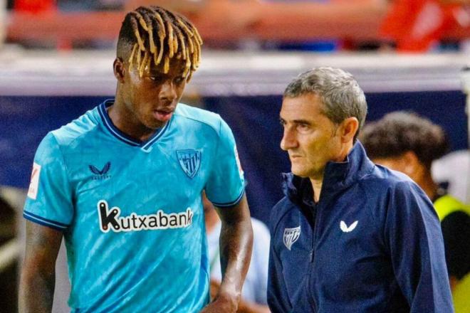 El jugador del Athletic Club Nico Williams atiende a Ernesto Valverde.