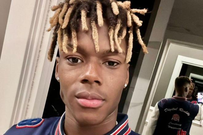 El jugador del Athletic Club Nico Williams se hace un selfie.