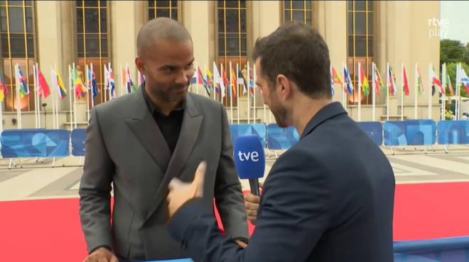 Toni Parker pasó por la alfombra roja de la Ceremonia de los  Juegos Olímpicos de París 2024 (foto: captura RTVE)