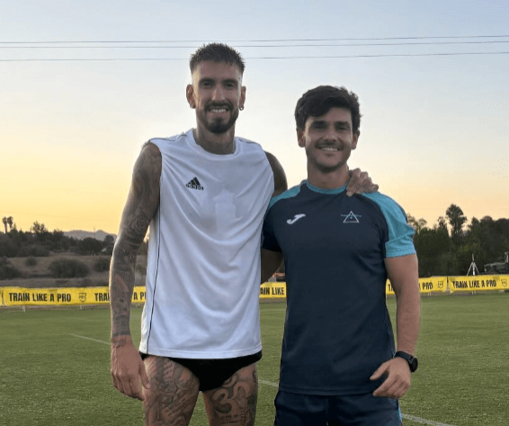 Samu Castillejo en compañía del preparador físico