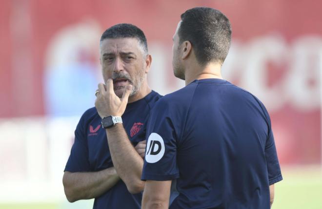 García Pimienta da una charla de 10 minutos a la plantilla (Foto: Kiko Hurtado)