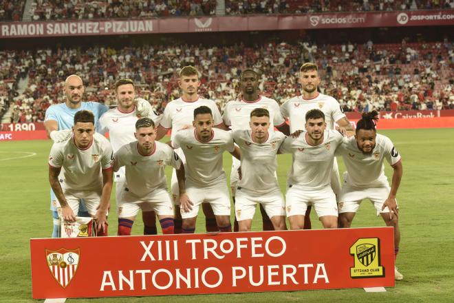 El once del Sevilla ante el Al-Ittihad (Foto: Kiko Hurtado).