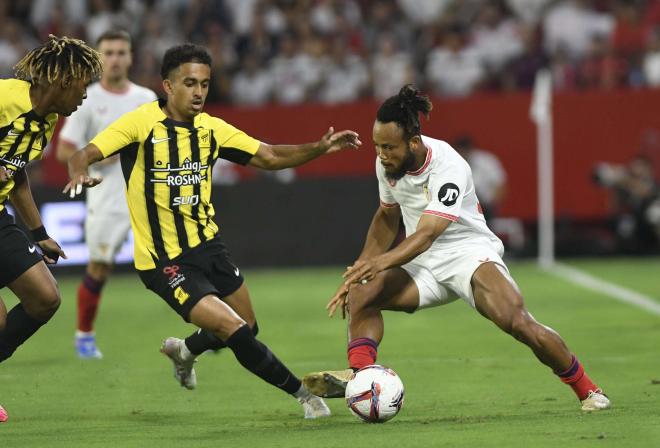 Ejuke, jugador del Sevilla, ante el Al-Ittihad (Foto: Kiko Hurtado).