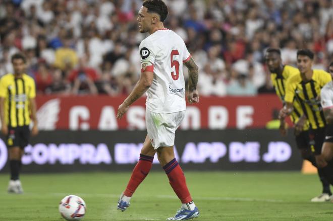 Lucas Ocampos, lanzando el penalti ante el Al-Ittihad con el brazalete de capitán (Foto: Kiko Hurtado).