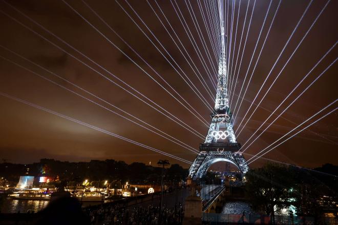 Iluminación de la Torre Eiffel en la inauguración de los Juegos Olímpicos (FOTO: Cordón Press).