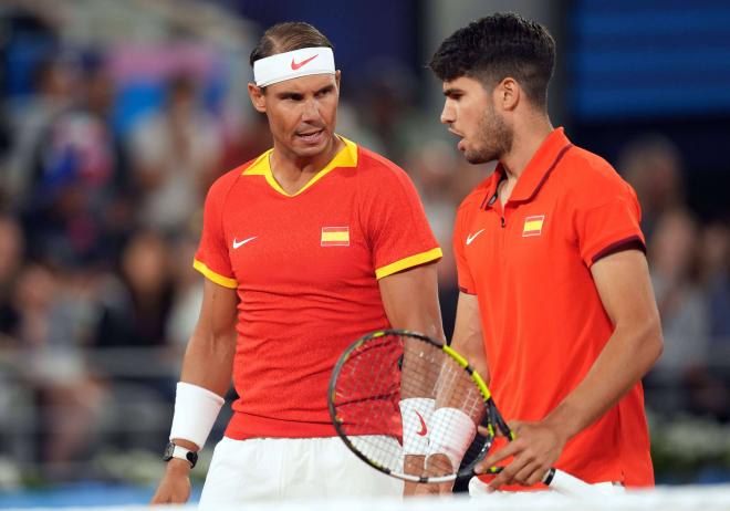 Rafa Nadal y Carlos Alcaraz, en el partido de dobles de los Juegos Olímpicos (FOTO: Cordón Press)