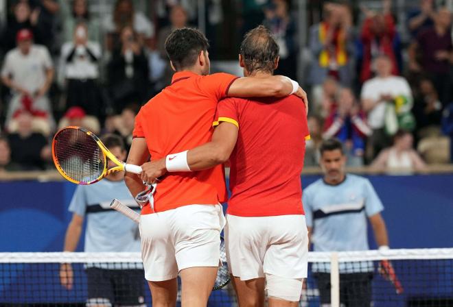 Carlos Alcaraz y Rafa Nadal, abrazados tras el partido de dobles en los Juegos Olímpicos (FOTO: Cordón Press).