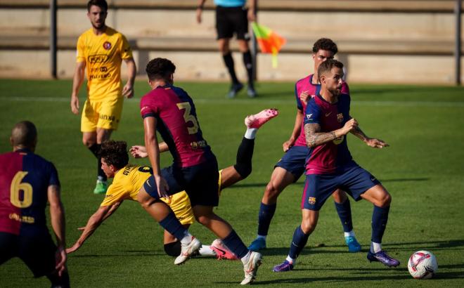 Íñigo Martínez busca un pase durante el Barcelona-Olot (Foto: FCB).