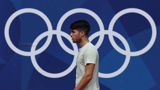 Carlos Alcaraz, en un entrenamiento en París 2024 (Foto: Cordon Press).