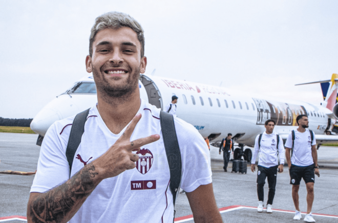 Hugo Duro, en uno de los viajes del Valencia CF esta temporada.