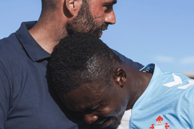 Joseph Aidoo se abraza con Giráldez (Foto: RC Celta).